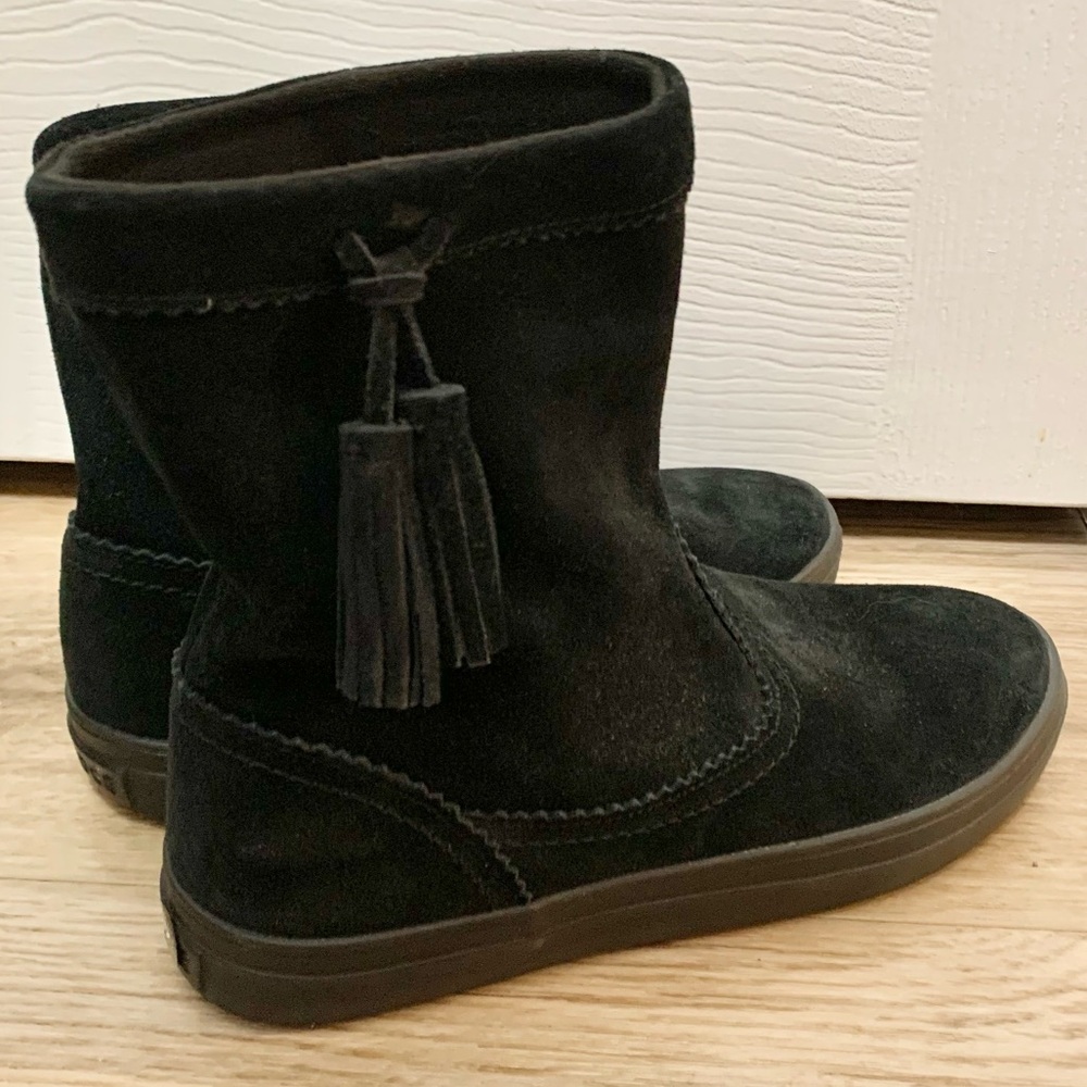 Crocs 7 NWOT Synth Suede Lodgepoint Boots Black Tassel Booties
